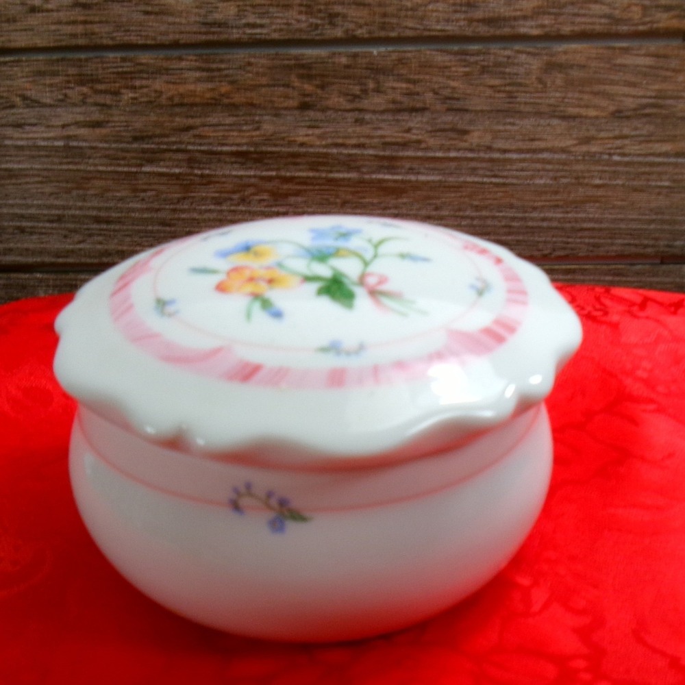 Vintage Crowning Touch Ceramic Trinket Box Pansy Ribbon Scalloped Lid Japan 3.5"